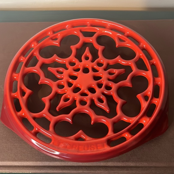 Le Creuset France Cerise Red Enameled Cast Iron Deluxe Round 8'' Trivet - Picture 8 of 8